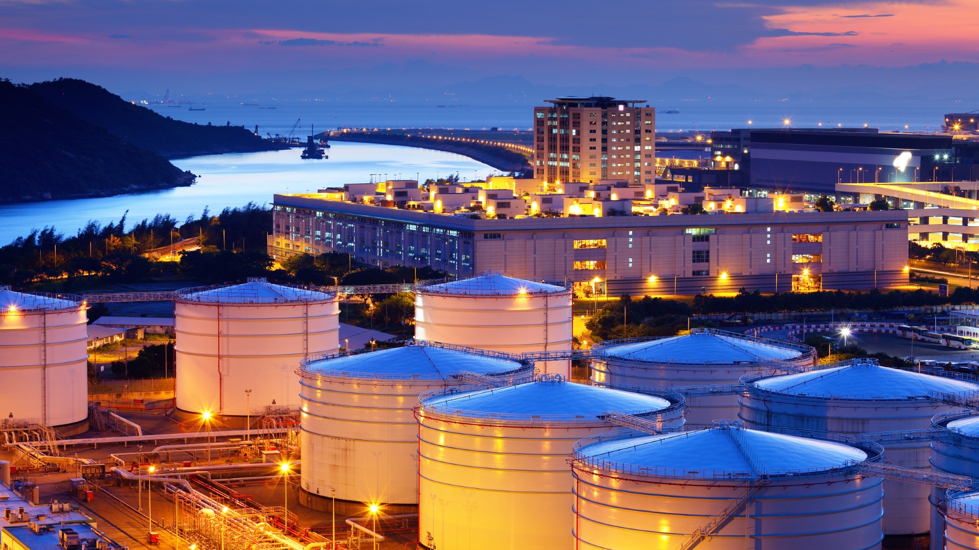 Oil tank in cargo service terminal